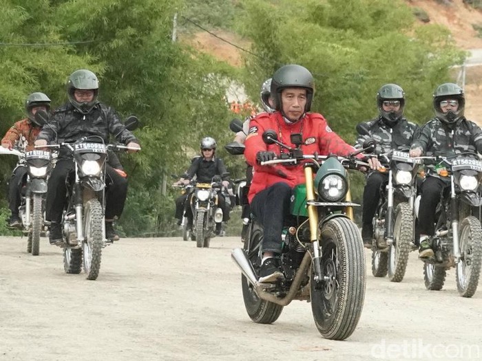 Presiden Joko Widodo (Jokowi) meninjau progres pembangunan jalan akses perbatasan Kalimantan Utara, tepatnya di Kecamatan Krayan, Kabupaten Nunukan hari ini, Kamis (19/12/2019).