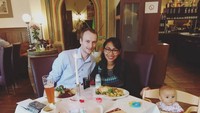 Begini pose kompak mereka saat makan malam romantis. Keduanya ditemani Elena yang kala itu berusia 7 bulan. Foto: Instagram kellertrisna