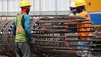 Kerangka besi untuk tiang penyangga sudah mulai dirangkai.