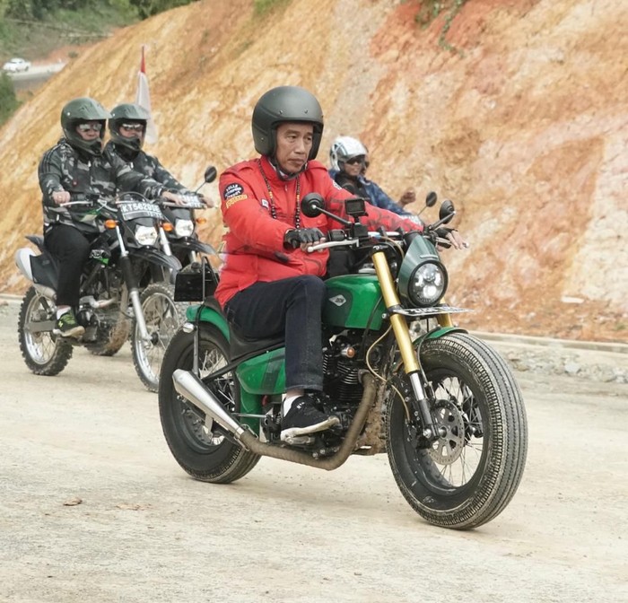 Ini Motor Custom Jokowi saat Cek Jalan Perbatasan RI-Malaysia Presiden Jokowi memilih menunggangi motor custom saat meninjau progres pembangunan jalan akses perbatasan Kalimantan Utara di Nunukan.
