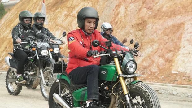 Presiden Jokowi memilih menunggangi motor custom saat meninjau progres pembangunan jalan akses perbatasan Kalimantan Utara di Nunukan.
