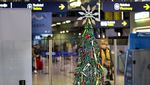 Unik! Pohon Natal Ini Dibuat Dari Barang Sitaan di Bandara