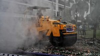 Alat berat dikerahkan untuk memusnahkan botol-botol miras ilegal yang berhasil diamankan oleh Bea Cukai Jakarta yang bekerja sama dengan sejumlah instansi aparat penegak hukum lainnya.