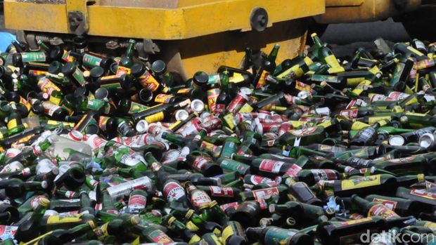 Jelang Nataru, Ribuan Miras Dimusnhakan di Kabupaten Bandung dan Cianjur