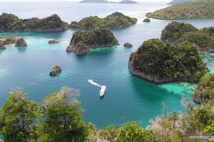 Kapal pesiar kandas di terumbu karang Raja Ampat, Papua Barat.