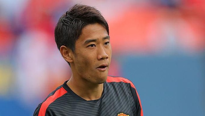 Shinji Kagawa DENVER, CO - JULY 26: Shinji Kagawa #26 of Manchester United warms up before a game against AS Roma during an International Champions Cup match at Sports Authority Field at Mile High on July 26, 2014 in Denver, Colorado. Manchester United defeated AS Roma 3-2. (Photo by Justin Edmonds/Getty Images)