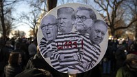 Pembahasan terkait pemakzulan Trump dari kursi Presiden AS telah menarik perhatian warga di Negeri Paman SAM sejak beberapa waktu belakangan. Tak sedikit warga yang menggelar aksi untuk memakzulkan Trump di depan kantor Kongres Amerika Serikat, beberapa jam sebelum voting pemakzulan Trump digelar oleh DPR AS. Drew Angerer/Getty Images.