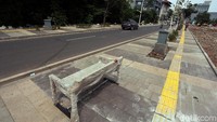 Trotoar di kawasan Kemang ini nampak dilengkapi dengan bangku.