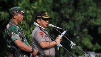 Kapolda Metro Jaya Irjen Gatot Eddy Pramono didampingi Pangdam Jaya Mayjen TNI Eko Margiyono memberikan pengarahan dalam pengamanan Natal dan Tahun Baru.