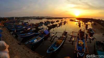 Pesona Sunrise di Pelabuhan Cikidang Pangandaran