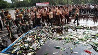 Sejumlah personel gabungan turut membantu proses pemusnahan botol miras itu dengan dipecahkan. Proses pemusnahan botol miras itu dilakukan agar minuman-minuman tersebut tak dapat lagi digunakan.