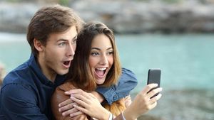 Ramalan Zodiak Cinta 1 April: Pisces Berpikir Positif, Virgo Buat Dia Tersenyum