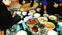 Bersilaturahmi ke tempat sahabatnya, Zul Zivilia dihidangkan aneka makanan untuk dimakan bersama. Makanannya lengkap, mulai dari menu ayam hingga sayuran. Foto: Instagram @zulzivilia18