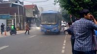 Bus TransJakarta Keluarkan Asap di Depan PN Jaksel, Penumpang Panik