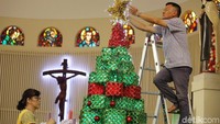 Indra Kuswadi dan Yanti Supandji sedang menghias pohon Natal di Gereja Theresia, Jakarta, Kamis (19/12/2019).