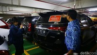 Tunggakan pajak mobil ini bervariasi, dari yang menunggak satu bulan hingga lima bulan.