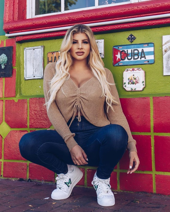 Seperti dilansir Daily Star, suatu hari Neyleen memperhatikan Apple Watch pacarnya yang berulang kali berdengung dengan notifikasi saat ia tengah kencan di luar. Neyleen kemudian memutuskan untuk memeriksanya dan merasa malu untuk menemukan foto-foto seorang gadis dengan pakaian dalam dengan puluhan pesan dari PSK. Foto: Instagram