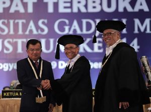 JK hingga Kepala BKKBN Terima Anugerah dari UGM