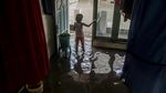 Warga Bandung Selatan Bopong Jenazah di Tengah Banjir