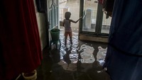 Warga masih khawatir akan banjir susulan akibat kembali meluapnya Sungai Citarum dan intensitas curah hujan yang tinggi.
