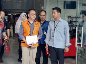 Usai Diperiksa, Imam Nahrawi Tunjukkan Kertas Isi Pesan ke Pimpinan KPK Baru