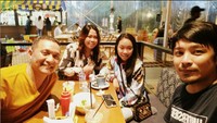 Sebelum terjerat kasus narkoba Zul Zivilia termasuk orang yang suka kulineran seru. Itu terlihat dari unggahannya melalui instagram. Seperti pada momennya saat di kedai makan ini. Foto: Instagram @zulzivilia18