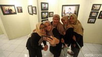 Ada juga yang melakukan swafoto di depan deretan foto yang dipamerkan.