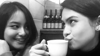 Maudy Ayunda, wanita berusia 25 tahun ini mengaku sangat menyukai teh. Ini pose lucunya dengan secangkir teh dan ditemani temannya. Foto: Instagram @maudyayunda