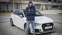 Benzema mendapatkan Audi RS3 Sportback berkelir putih. (Istimewa)