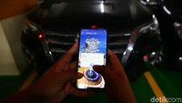 Petugas mengecek data pajak kendaraan di aplikasi.