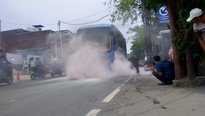 Bus TransJakarta Keluarkan Asap di Depan PN Jaksel, Penumpang Panik