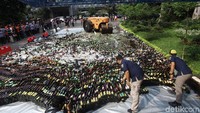 Minuman keras yang dimusnahkan ini disita dari sejumlah wilayah di Jakarta.