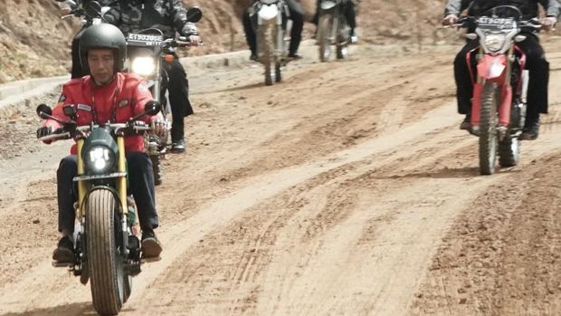 Saat mengecek jalan di perbatasan RI-Malaysia, lampu motor Jokowi menyala
