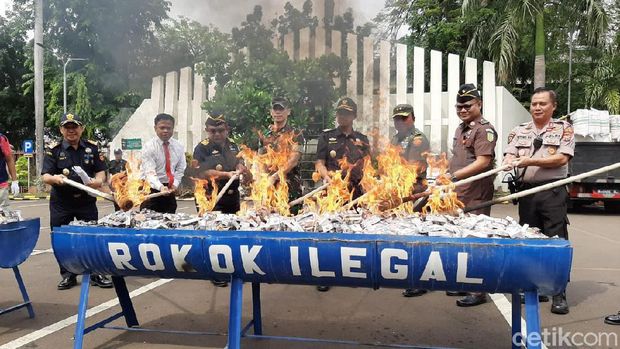 Bea Cukai Jakarta Musnahkan Ribuan Botol Miras-Rokok Ilegal