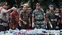 Pemusnahan miras disaksikan langsung oleh Kapolda Metro Jaya Irjen Gatot Eddy Pramono dan Pangdam Jaya Mayjen TNI Eko Margiyono.