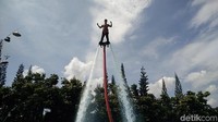 Selang yang digunakan panjangnya sekitar 28 meter dan biasanya dipakai di laut lepas. Tapi karena di sini dibatasi dengan kolam jadi benar-benar hati-hati (Arbi Anugrah/detikcom)