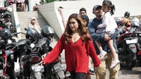 Ayu Ting Ting berjalan cepat menuju mobilnya. Foto: Palevi/detikHOT