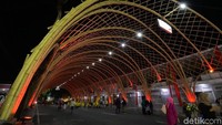 Lorong Bambu sebuah instalasi unik yang berbentuk kurva menyerupai terowongan terbuka berbahan bambu. Terowongan ini sengaja ditempatkan di pusat kota karena terintegrasi dengan kawasan bersejarah Banyuwangi (Ardian Fanani/detikcom)