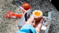 Ada juga sumber air panas yang digunakan untuk memasak kudapan seperti telur dan rebung rebus. (iStock)