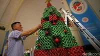 Seperti diketahui, kegiatan menghias pohon Natal menjadi salah satu aktivitas rutin yang dilakukan para jemaah gereja untuk menyambut Natal.