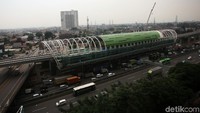 Stasiun ini memiliki bentuk bulat seperti kapsul.