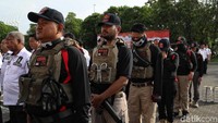 Apel itu tak hanya dihadiri oleh petugas kepolisian tetapi juga diikuti oleh para personel TNI dan Banser. Apel Operasi Lilin Jaya 2019 itu digelar guna meningkatkan sinergi Polri dengan sejumlah instansi terkait untuk memberikan rasa aman kepada masyarakat jelang perayaan Natal dan tahun baru 2020.