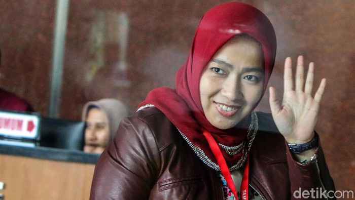 Istri mantan Menpora Imam Nahrawi diperiksa KPK. Ia diperiksa sebagai saksi dalam kasus dugaan suap dana hibah KONI yang menjerat sang suami.
