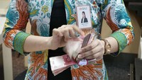 Petugas teller PT Bank Negara Indonesia (Persero) Tbk atau BNI sedang menghitung uang di kantor BNI Jakarta, Kamis (19/120).