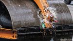 Polda Metro Jaya Gilas Ribuan Botol Miras dengan Alat Berat