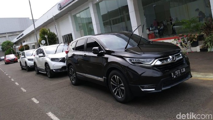 Tol layang Japek (Jakarta-Cikampek) II sudah dibuka sejak minggu lalu. Namun dalam pelaksanaannya masih banyak pengendara mobil yang mengeluh. Hal utama yang dikeluhkan adalah kondisi aspal tol layang Japek yang bumpy atau tidak rata, sehingga membuat mual para pengendara dan penumpang mobil.
