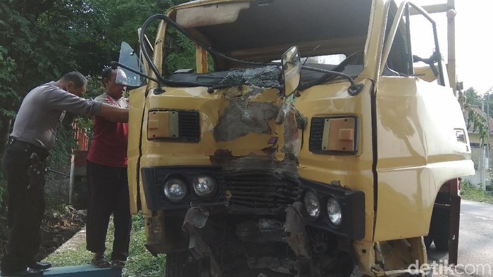 Truk Tabrak Pohon Asem di Mojokerto, Sopir dan Kenek Sempat Terjepit