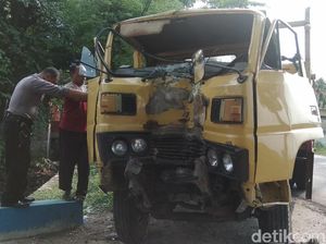 Truk Tabrak Pohon Asem di Mojokerto, Sopir dan Kenek Sempat Terjepit