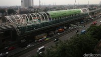 Sementara itu, proyek LRT Jabodebek sendiri terus berjalan. Kereta layang ringan ini ditarget bisa beroperasi Juni 2021.