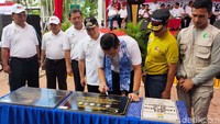 Juliari menandatangani prasasti peresmian.